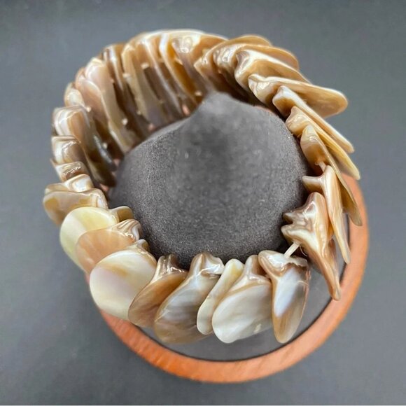 Cream and Tan Colored Mother of Pearl Shell Stretch Bracelet - Picture 5 of 9